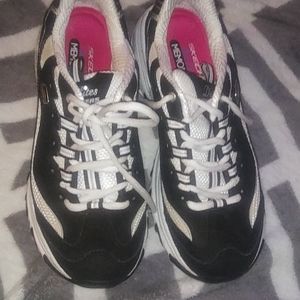Women's tennis shoes